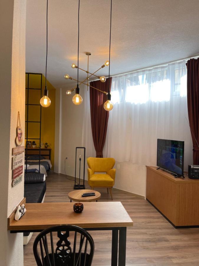 Ora-Prn, Studio Apartment In The City Centre Приштина Екстер'єр фото